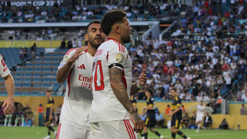  Otamendi frente a la afición de Boca Juniors tras marcar un gol (Fuente: Cordon Press)