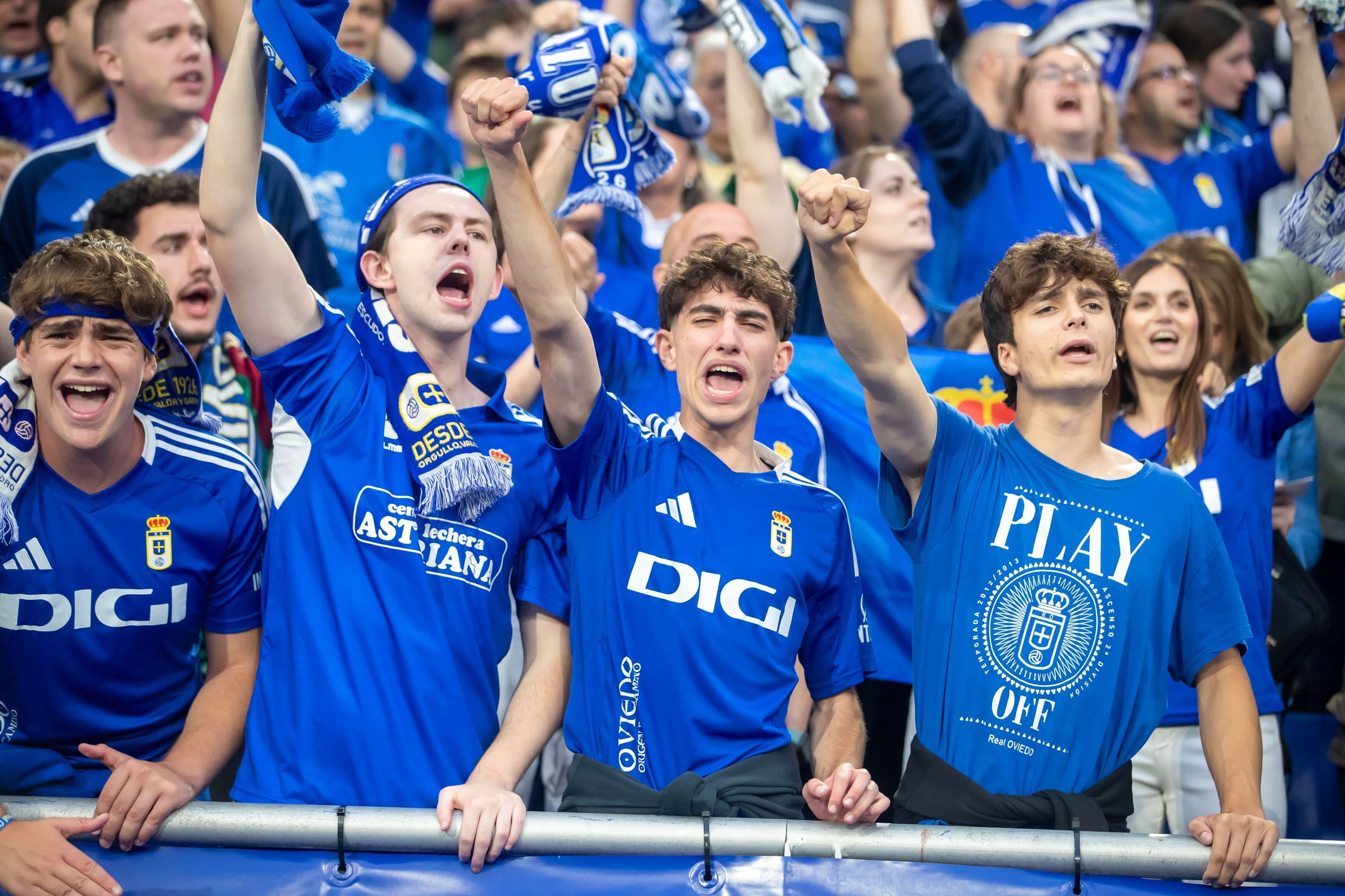  Oviedistas en el Carlos Tartiere celebrando el ascenso.