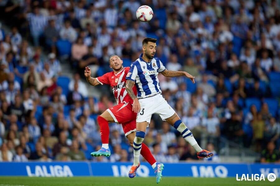  Pache Espino y Martin Zubimendi en una acción del Real Sociedad-Rayo de esta temporada de LaLiga (