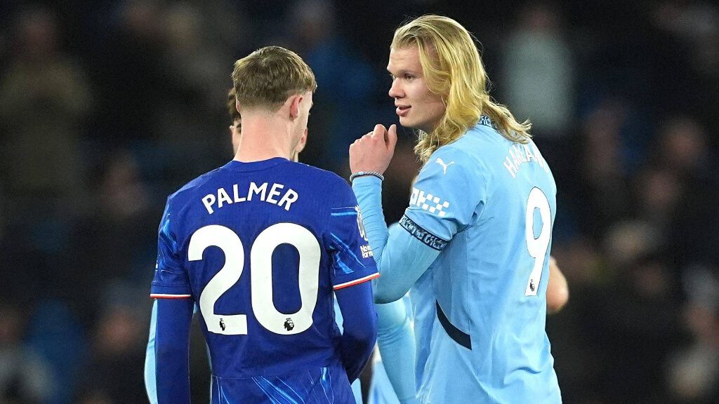 Cole Palmer y Erling Haaland durante un Manchester City-Chelsea