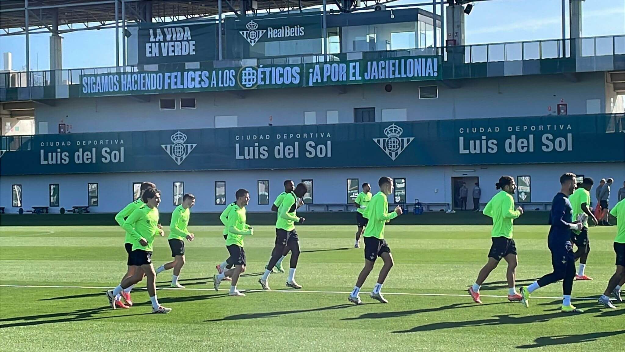 Las pancartas en la Ciudad Deportiva Luis del Sol.