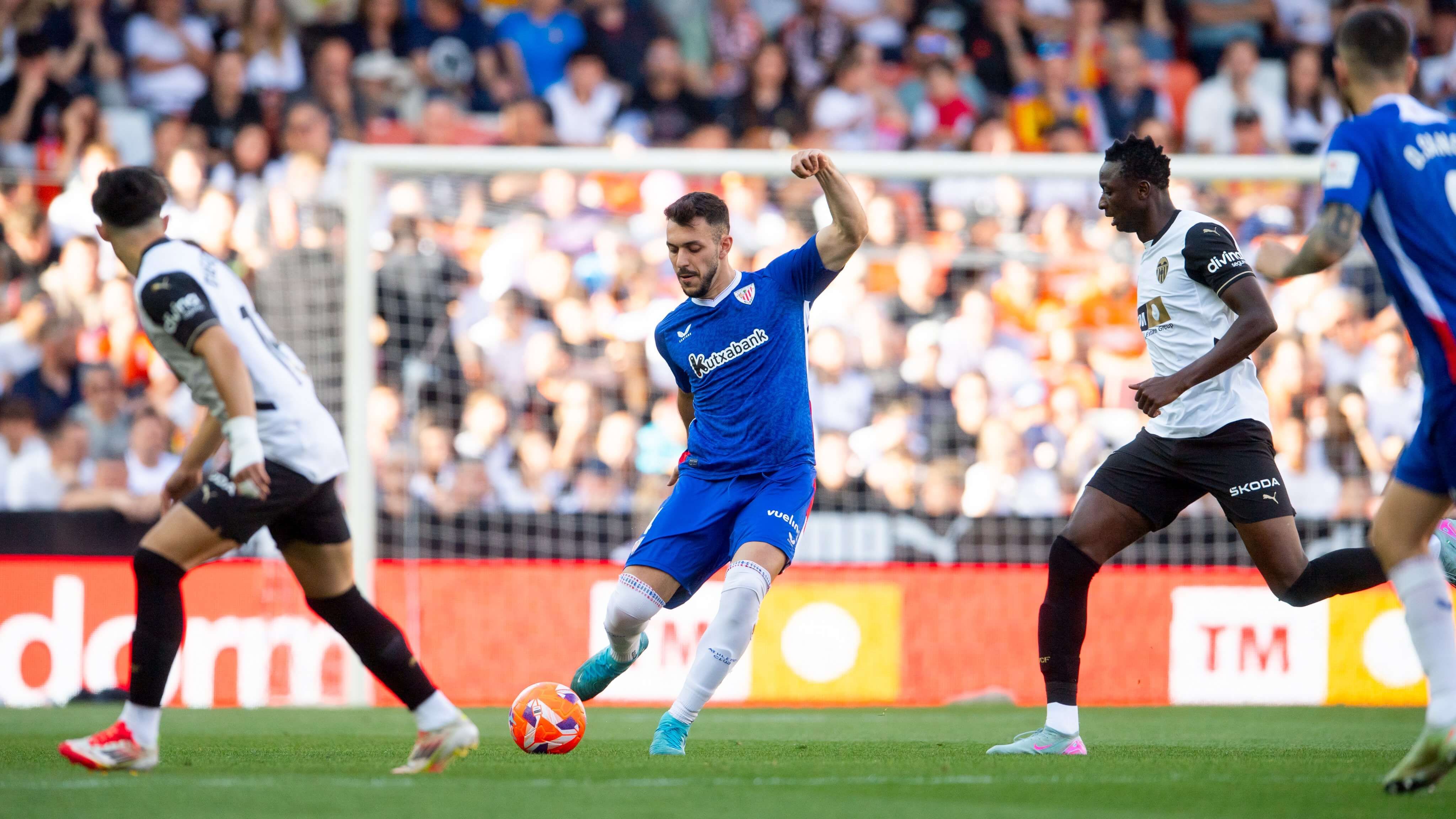  El central de Arrigorriaga Aitor Paredes la juega en Mestalla ante el Valencia CF.