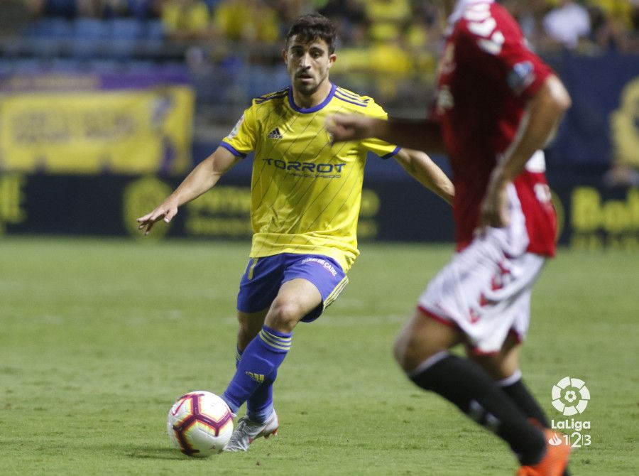  Jairo controla el balón ante el Nástic durante su etapa en el Cádiz.
