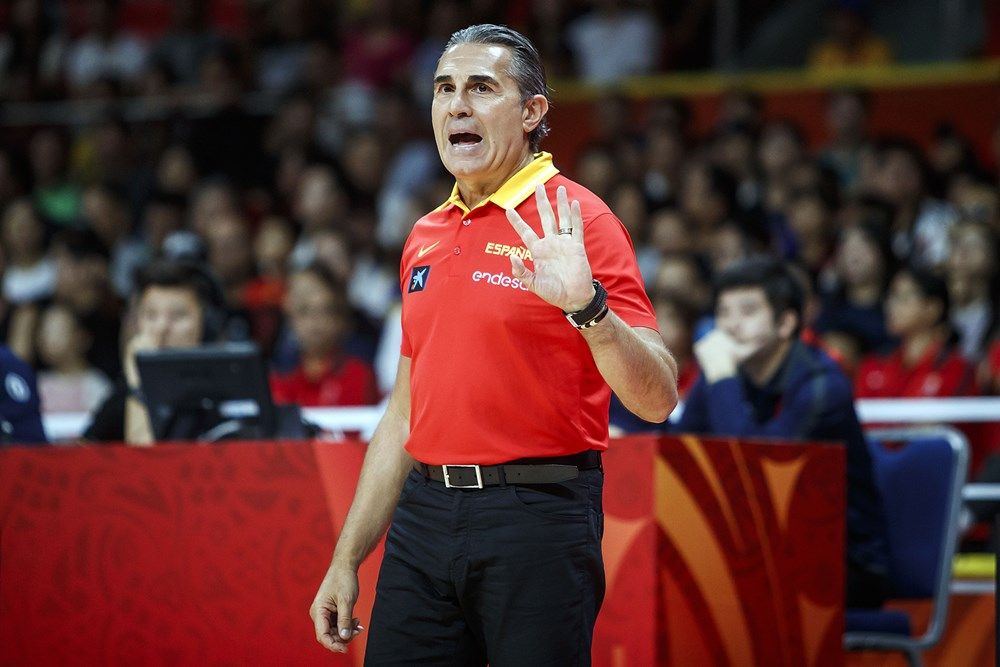 Scariolo le da indicaciones a sus jugadores en el partido ante Túnez.