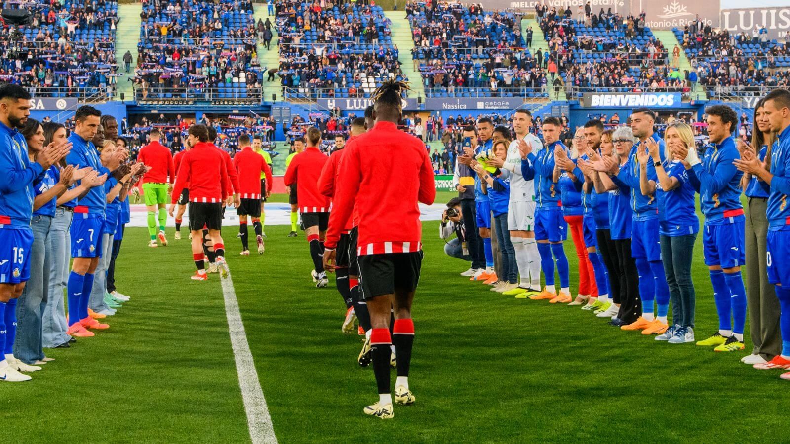 Pasillo del Getafe CF al Athletic Club en el Coliseum tras ganar la Copa del Rey.
