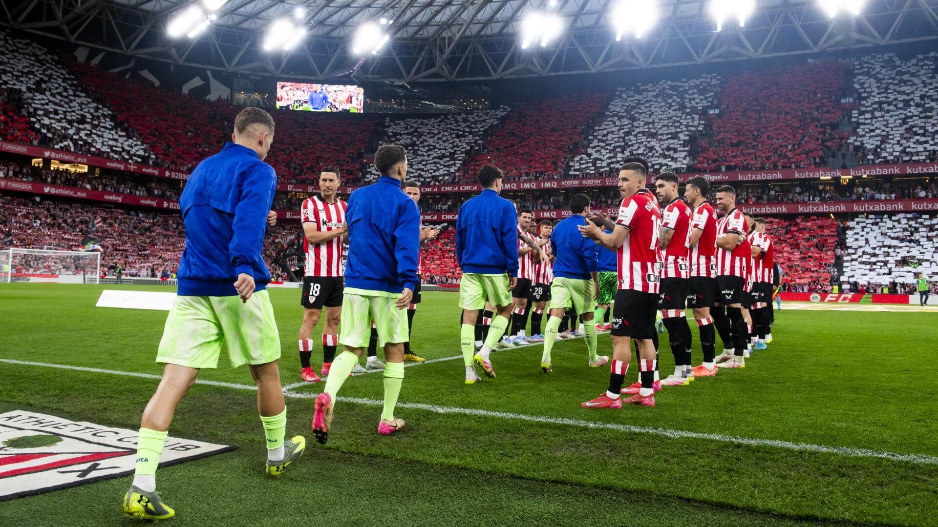 Pasillo ante la salida del Barça al campo en San Mamés en el último partido de LALIGA 2025-25.