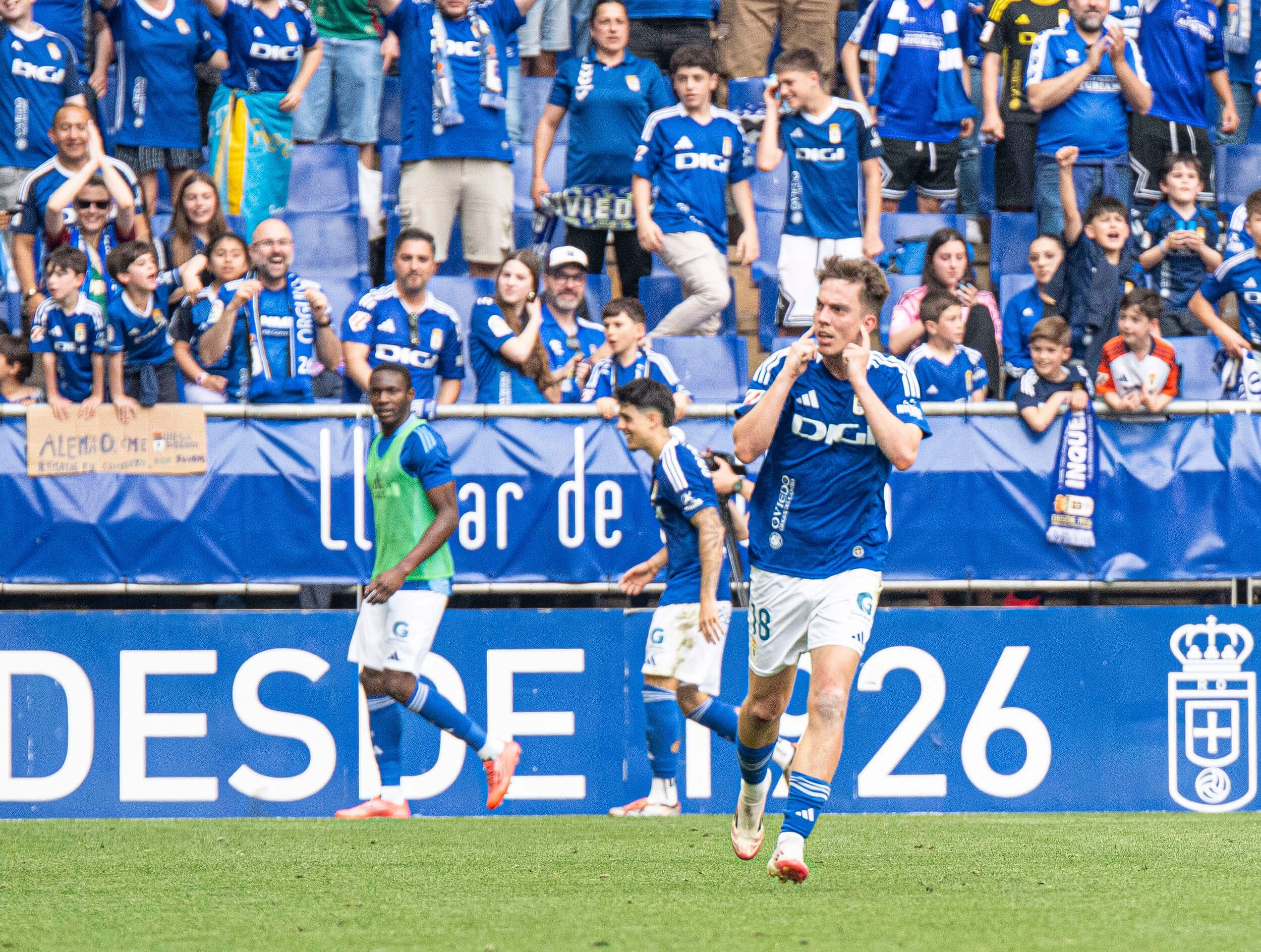  Paulino de la Fuente celebra su gol en el Real Oviedo-Real Zaragoza.