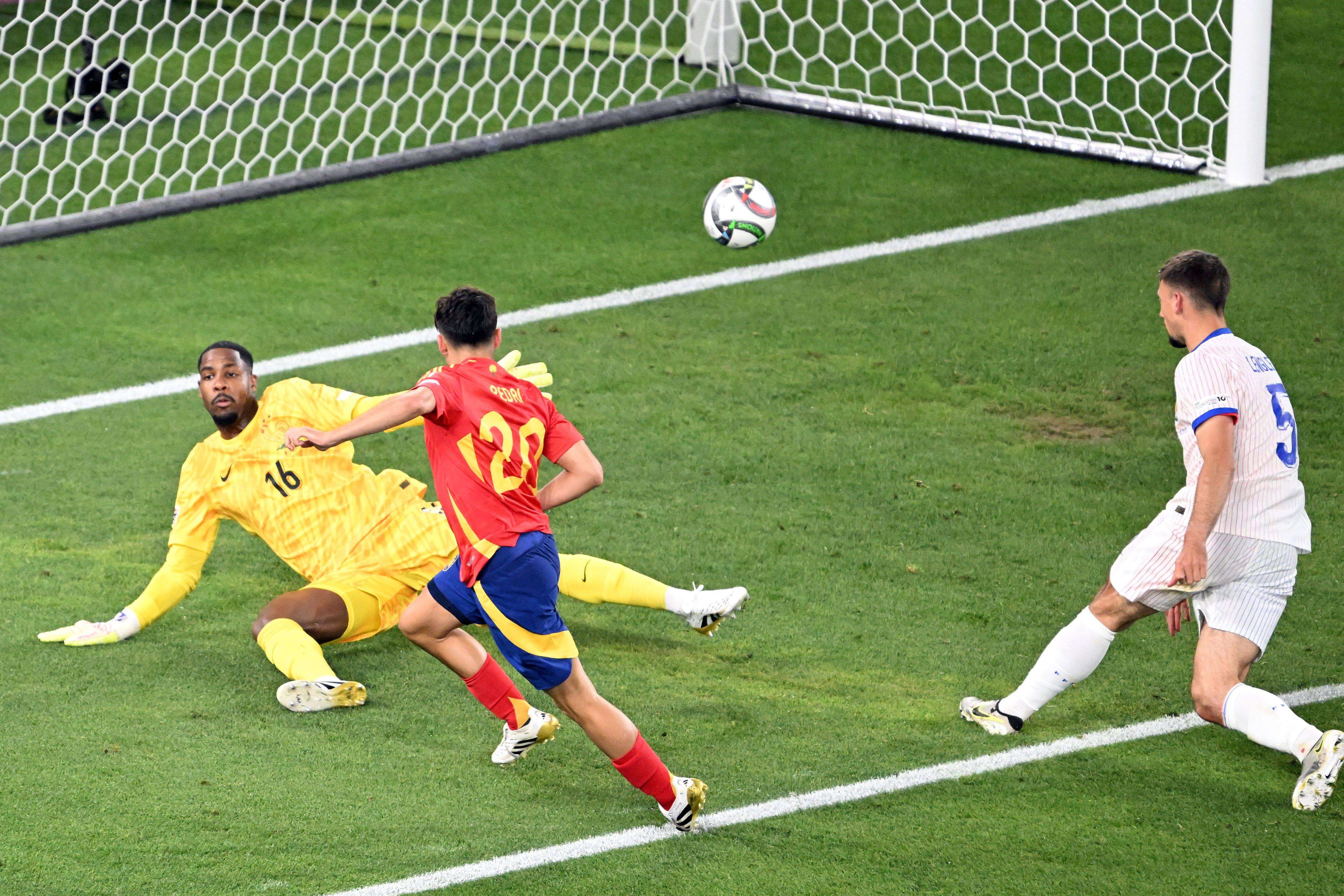  Pedri anota su gol en el España-Francia.