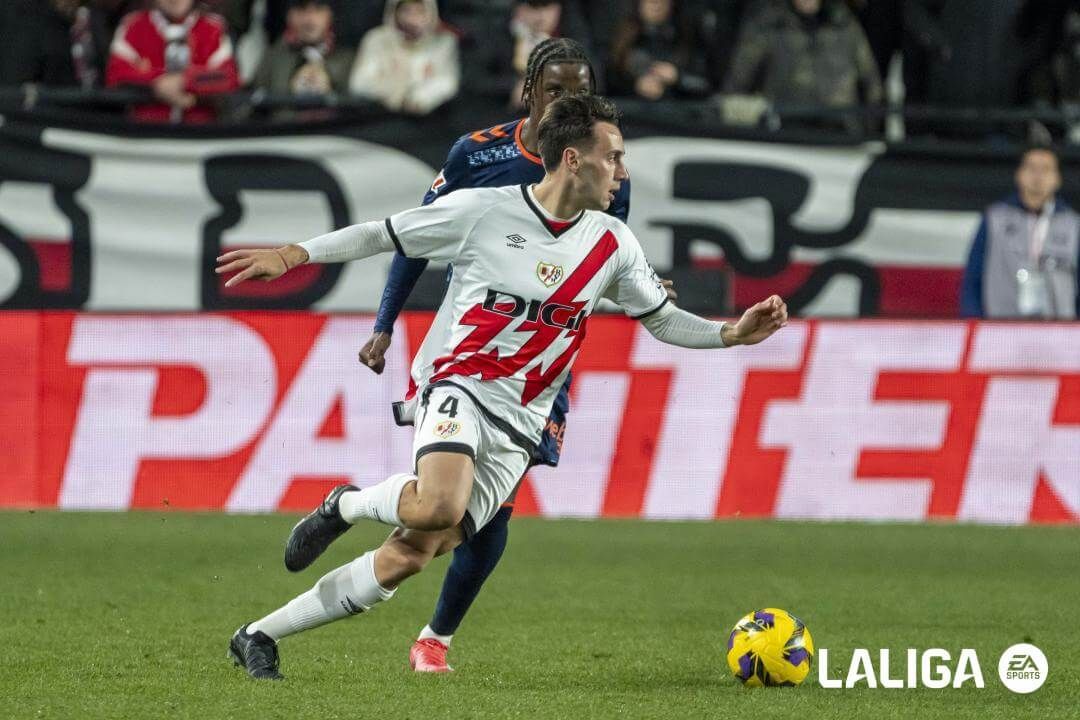  Pedro Díaz conduce el balón durante el Rayo-Celta.