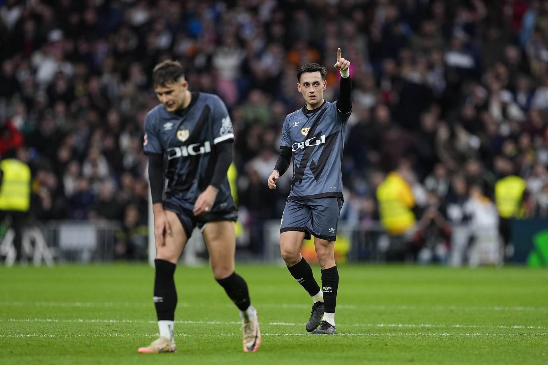 Pedro Díaz celebra su gol en el Real Madrid-Rayo.
