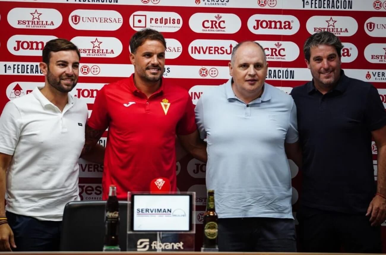 Pedro León, tras el anuncio de su renovación por el Real Murcia (Foto: RMCF).