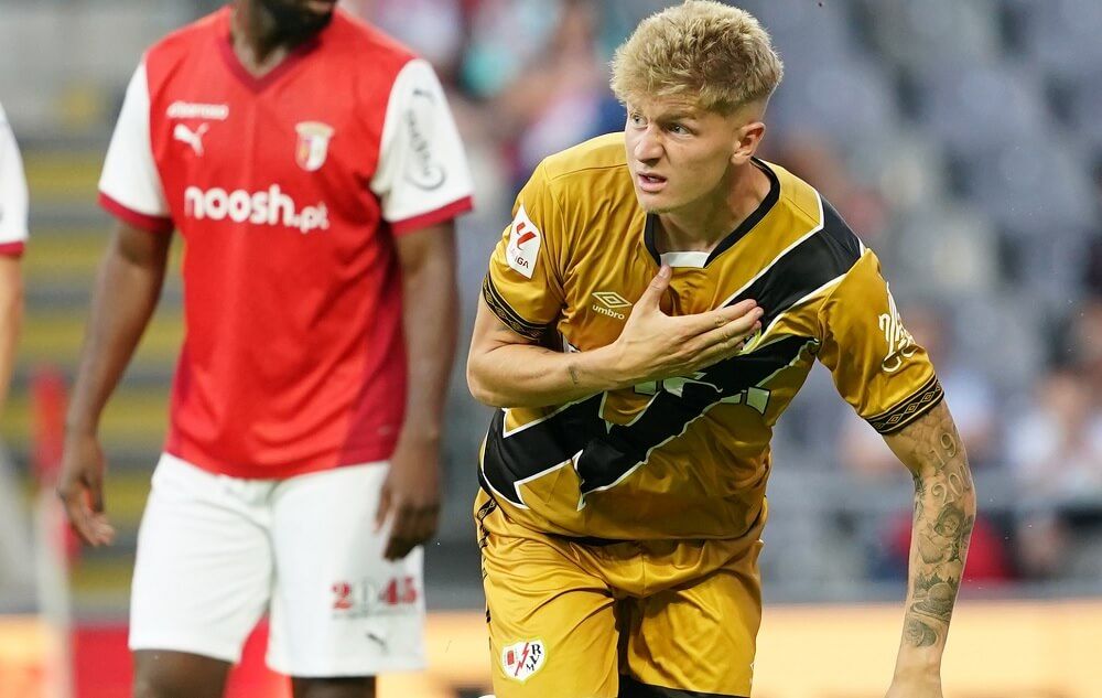  Pelayo Fernández celebra un gol con el Rayo Vallecano.
