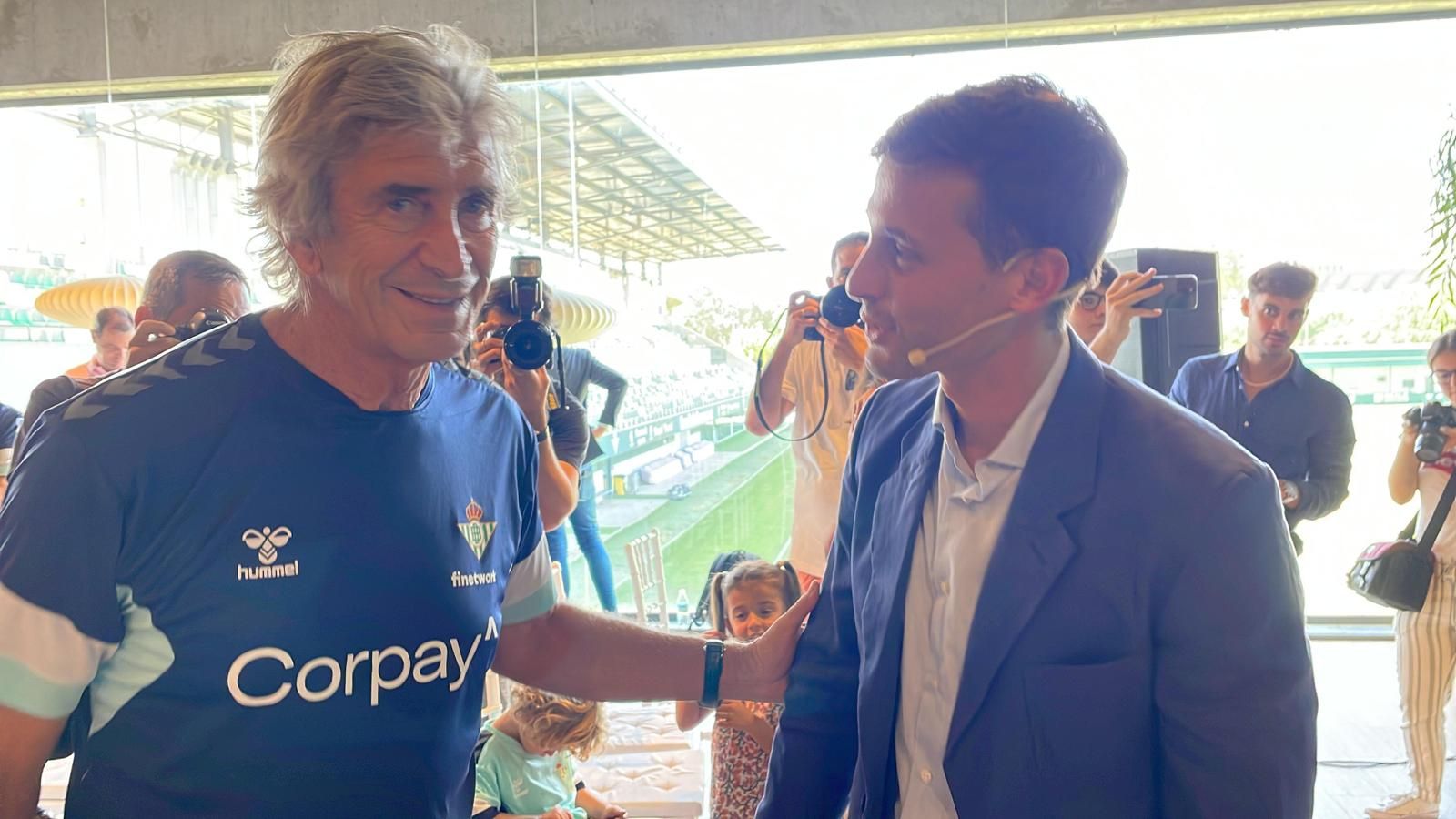  Manuel Pellegrini se despide de Sergio Canales.