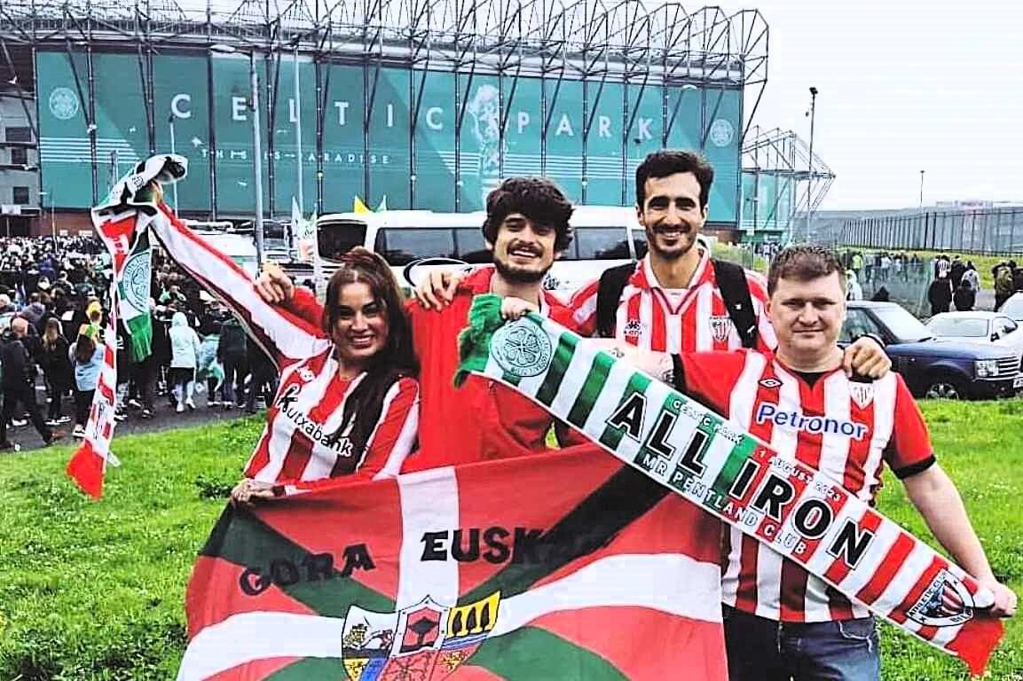  Aficionados de la Peña Mr. Pentland del Athletic Club en Celtic Park, en Glasgow.