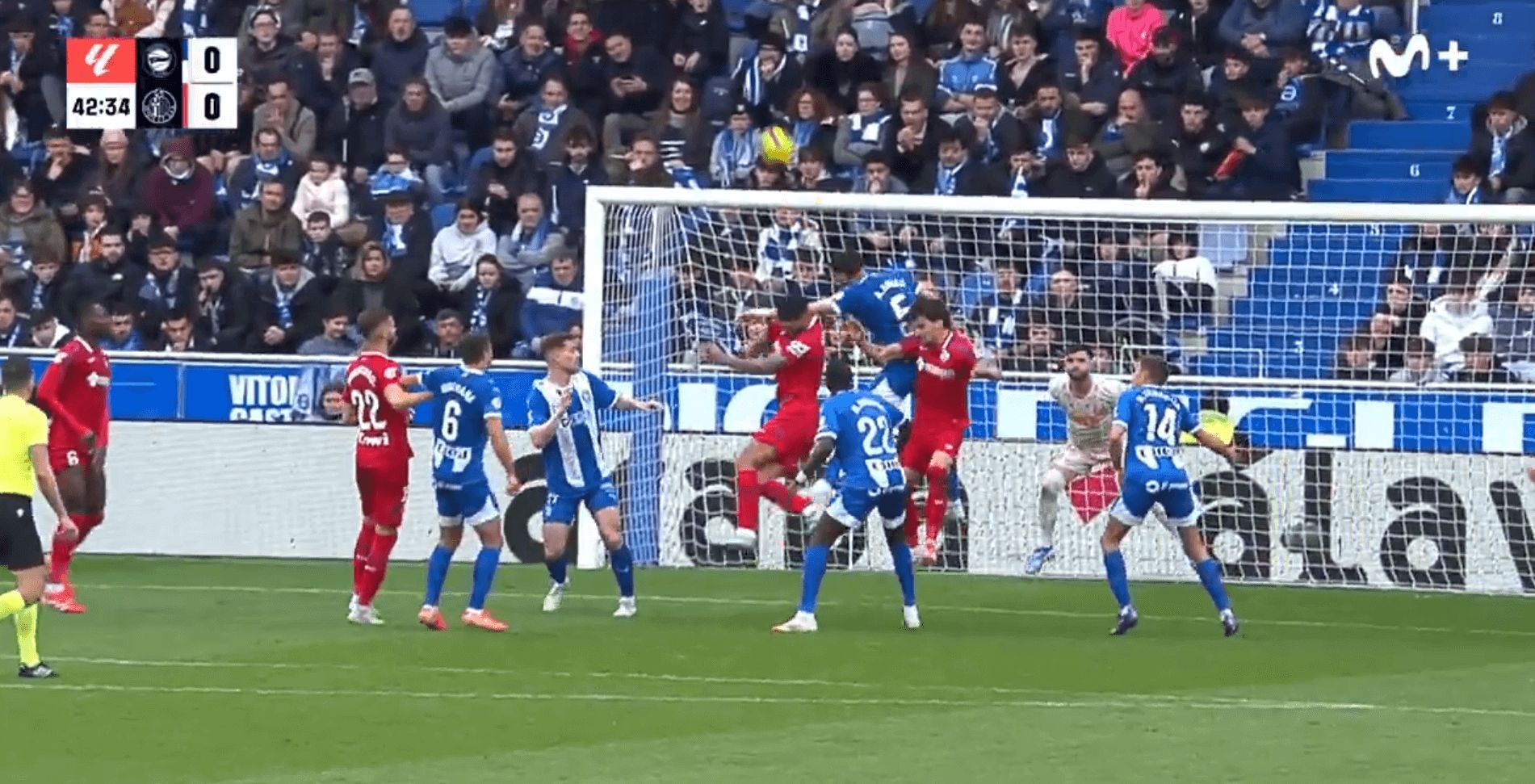  Penalti de Abqar sobre Alderete en el Deportivo Alavés-Getafe.