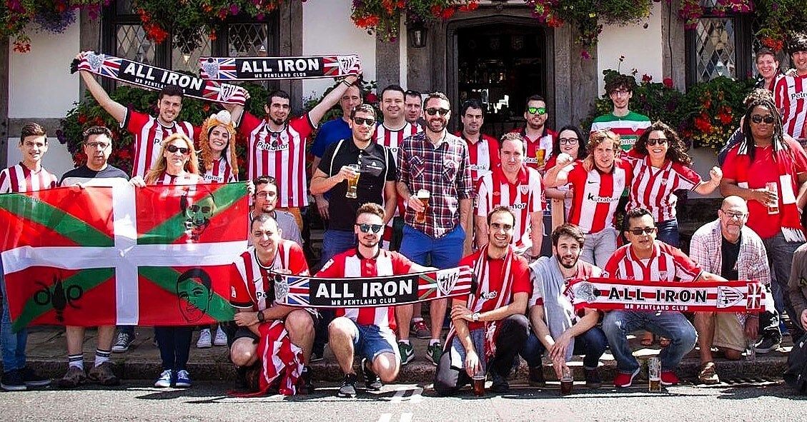  Aficionados de la Peña Mr. Pentland del Athletic Club lucen banderas en Southampton.