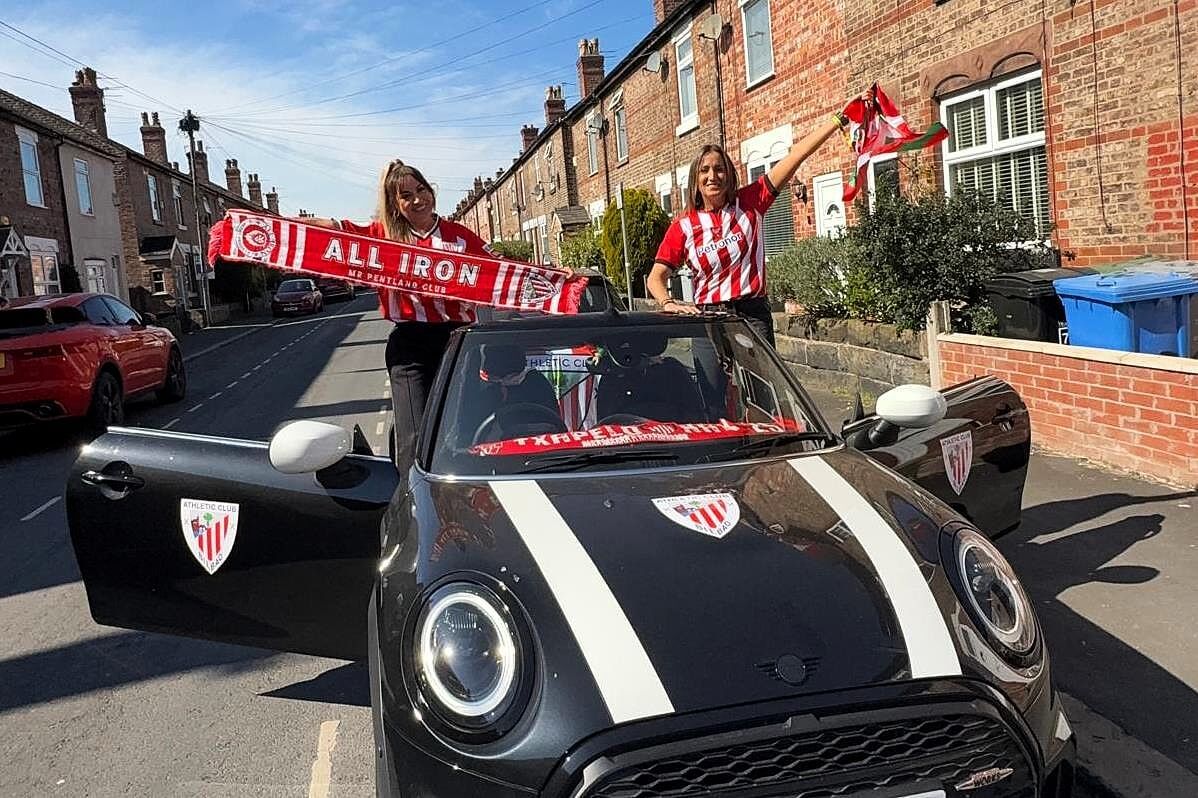  Las aficionadas de la Peña Mr. Pentland del Athletic Club se dejan ver en Manchester.