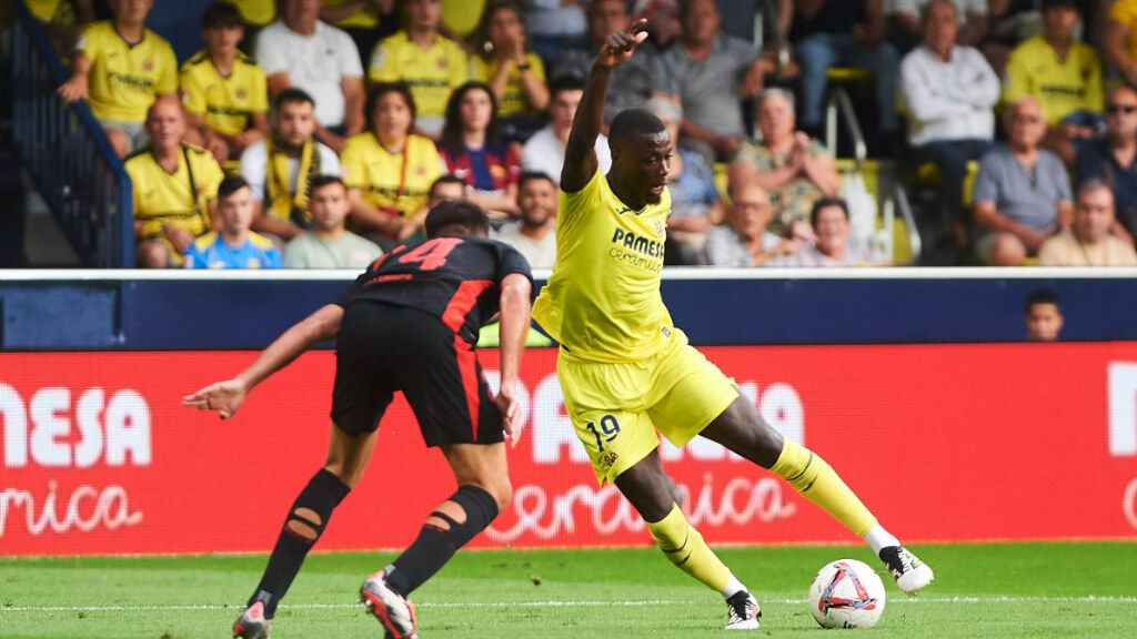  Nicolás Pépé en un partido contra el Barça (Cordon Press)