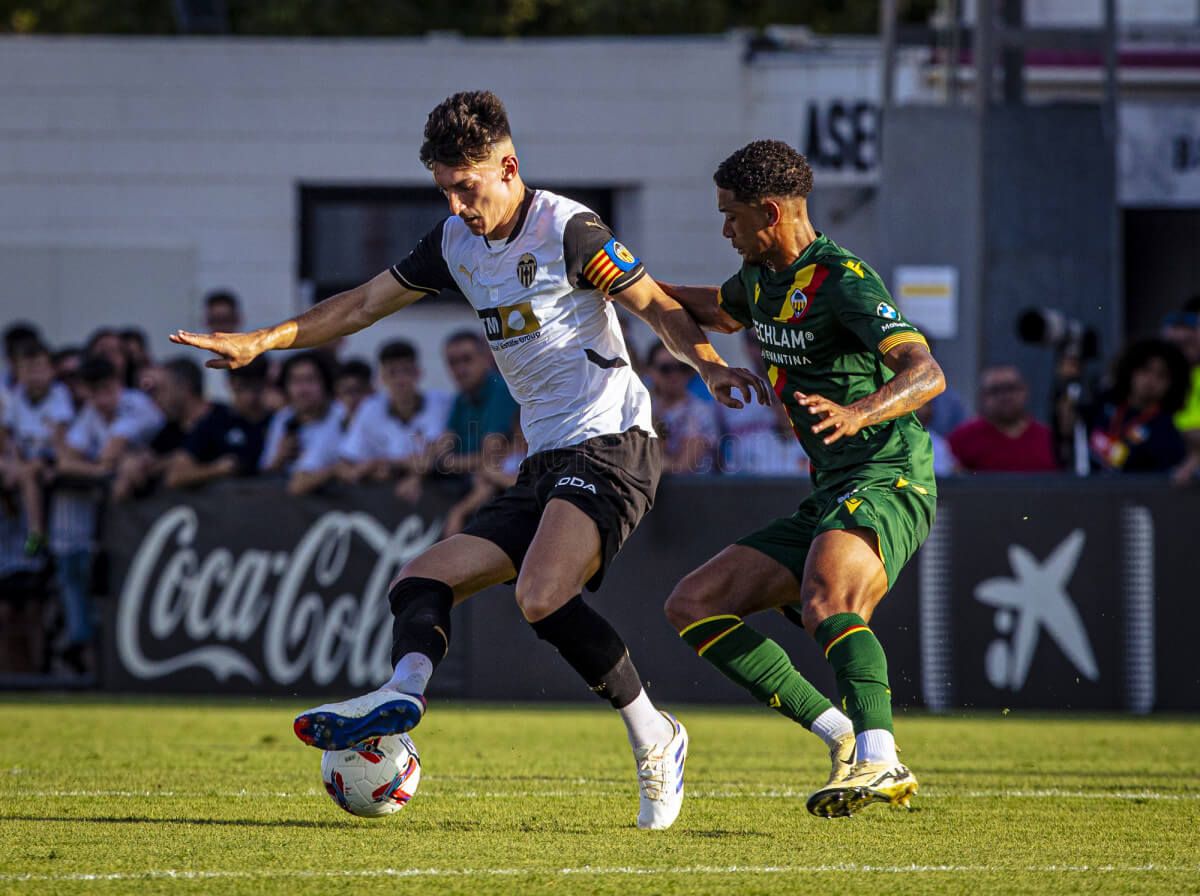 Pepelu ante el Castellón como capitán en la pretemporada del Valencia CF del año pasado.