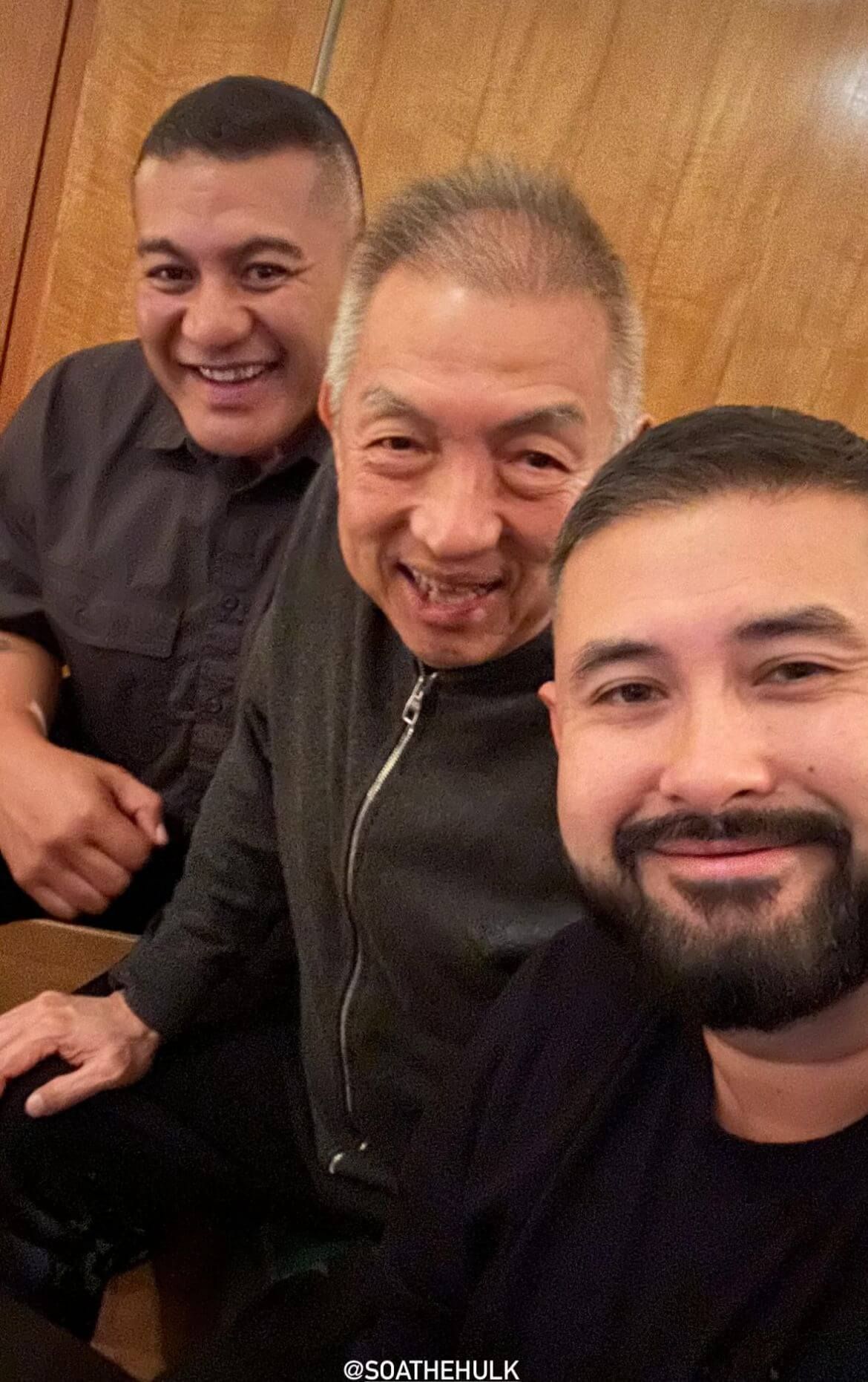  Peter Lim y el Príncipe de Johor con un luchador de UFC