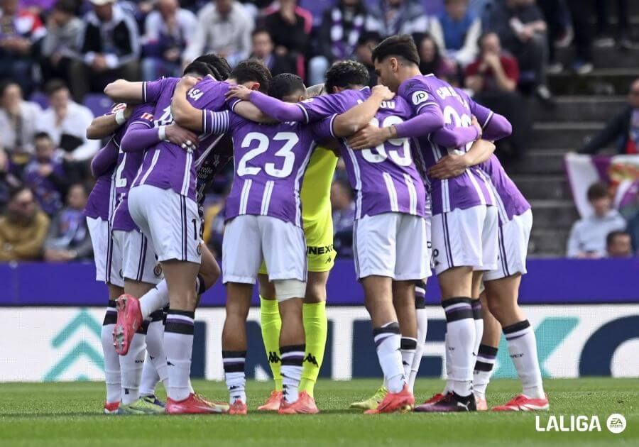  Piña de los jugadores del Real Valladolid ante el Sevilla.