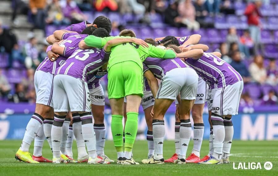 Piña del Pucela ante el Girona.