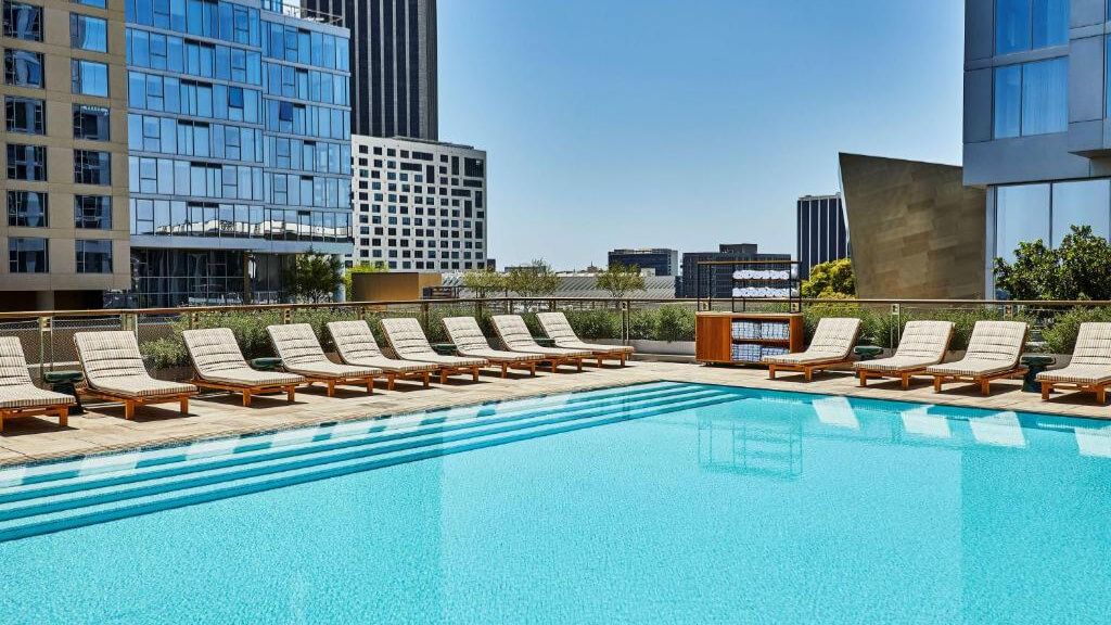  Piscina del hotel Conrad Los Ángeles (Hilton)