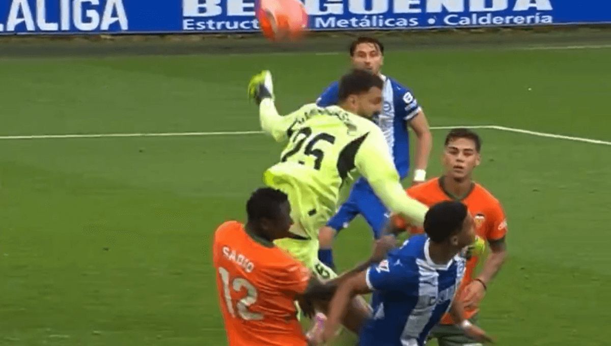 Polémico penalti de Mamardashvili sobre Mouriño.