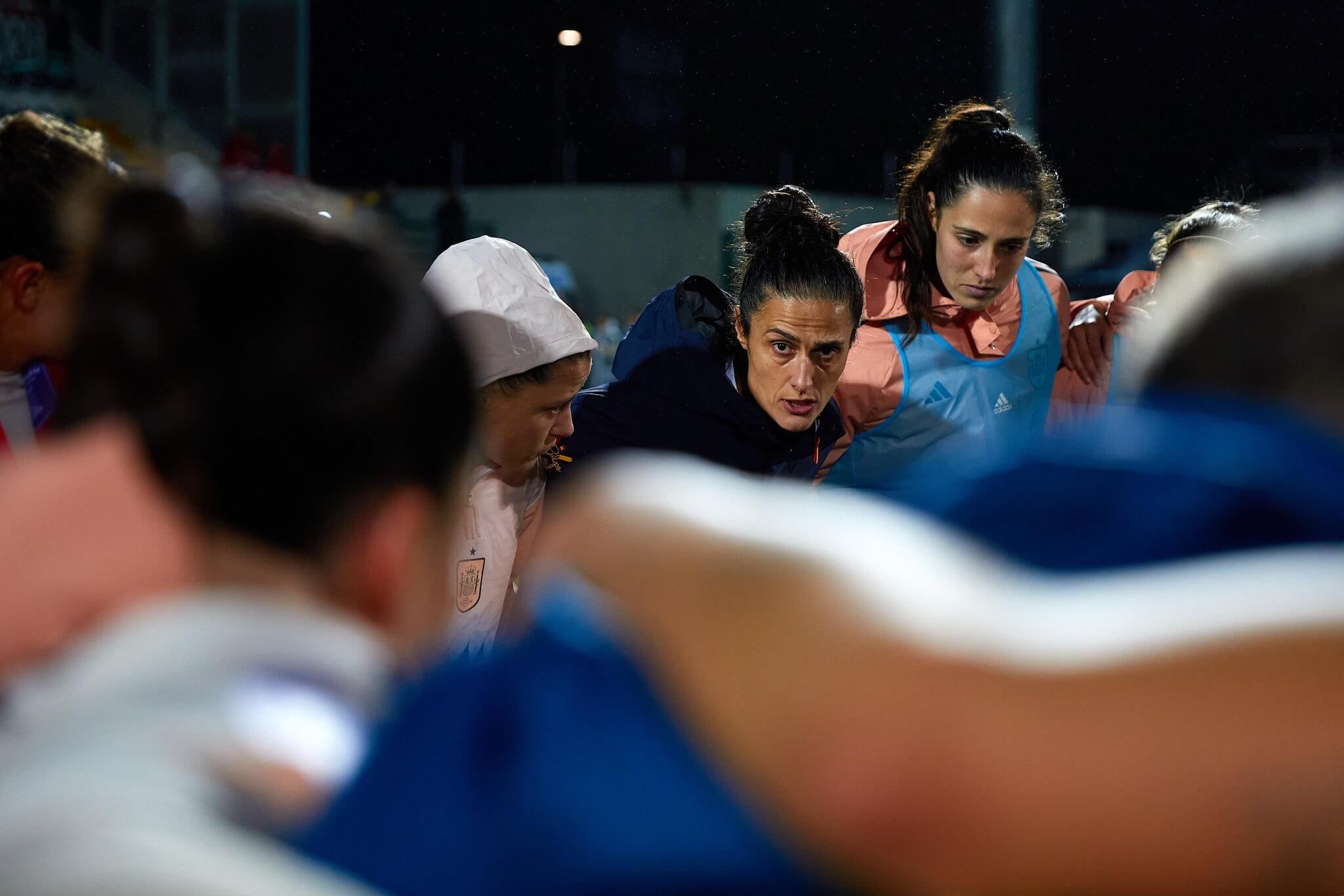 Montse Tomé da indicaciones en el Portugal-España.