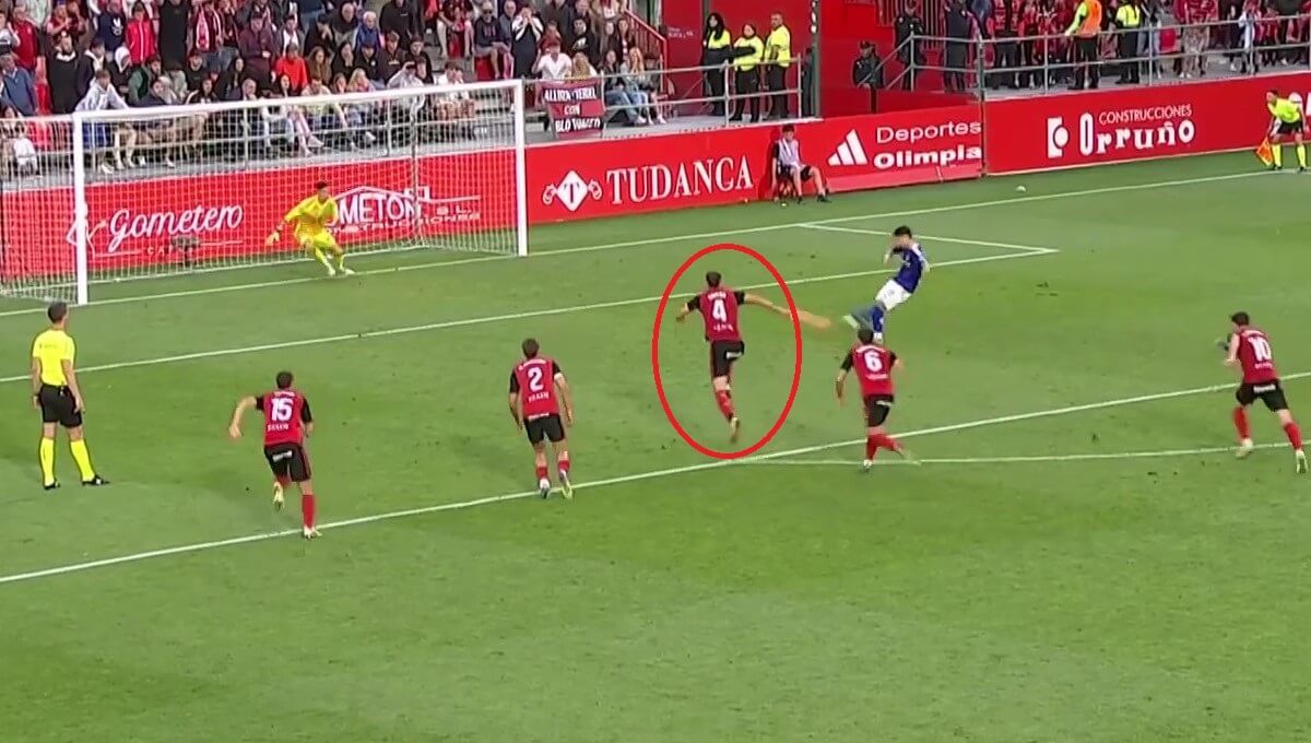  El truco del Mirandés para sacar ventaja en el penalti del Real Oviedo (Imagen: LALIGA).