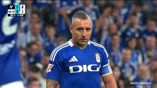  Santi Cazorla marca en el Real Oviedo-Almería.