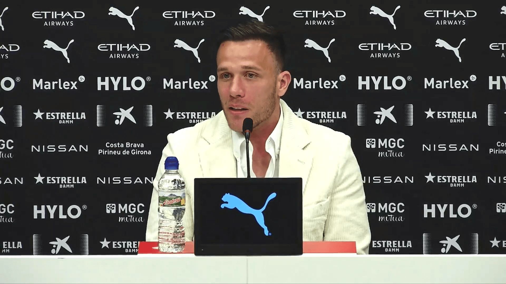  Arthur Melo, en su presentación con el Girona.