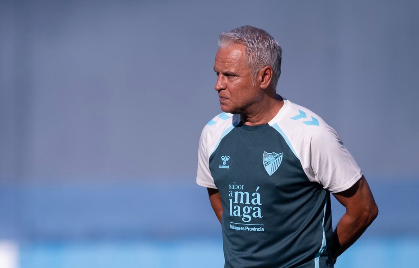  Sergio Pellicer dirige el primer entrenamiento del Málaga en la pretemporada 2025.