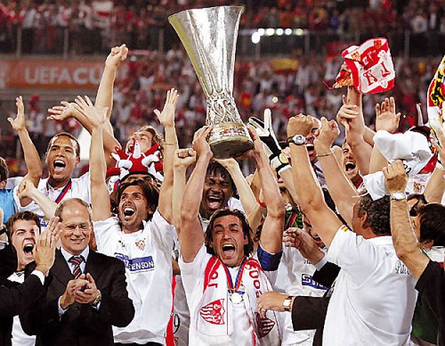 Javi Navarro eleva el trofeo como campeón de la Copa de la UEFA en 2006.