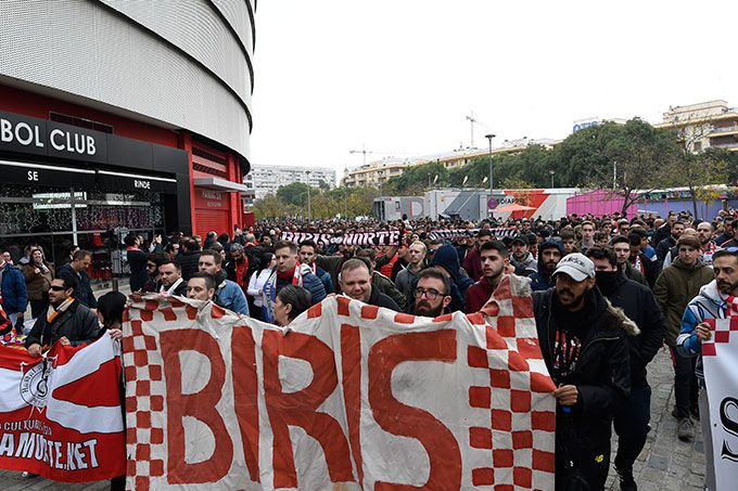 Protesta en la previa del Sevilla-Girona.
