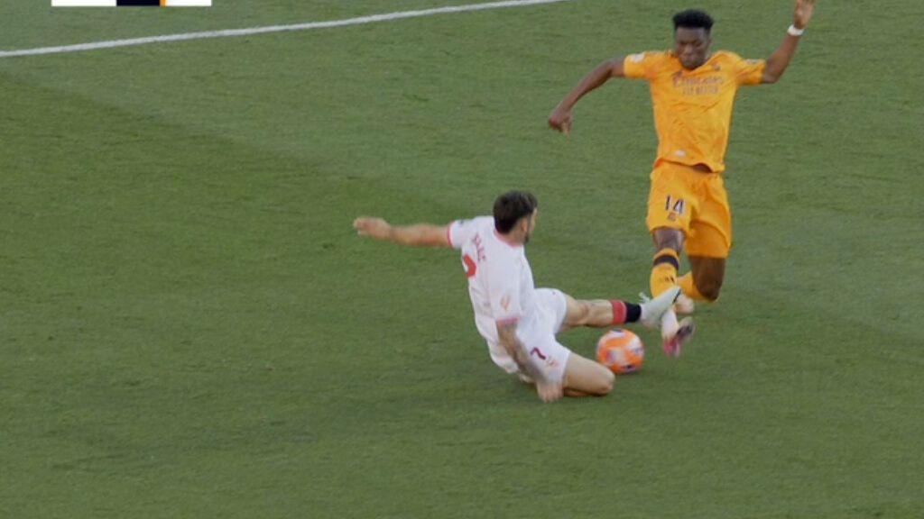  Entrada de Isaac Romero a Tchouameni.