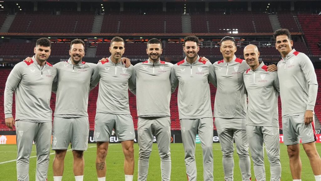 Ramón Vázquez, junto a su equipo, tras ganar la Europa League con José Luis Mendilibar (Foto: Re