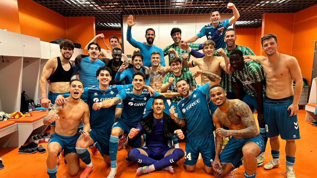  La celebración del vestuario del Betis tras superar al Jagiellonia.