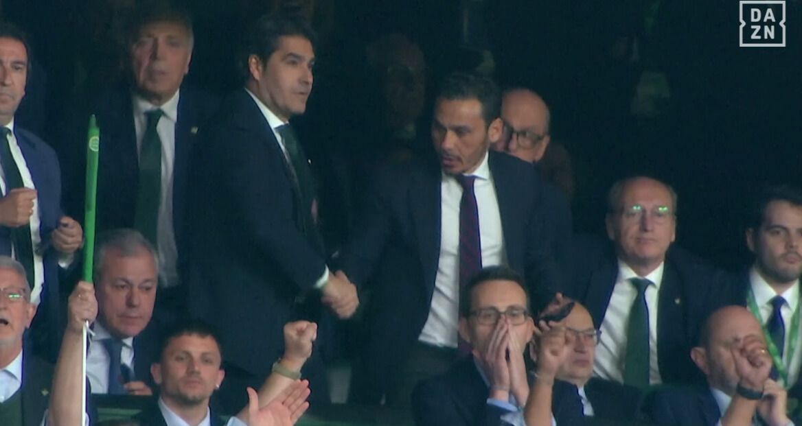 Del Nido Carrasco felicitando a Ángel Haro.