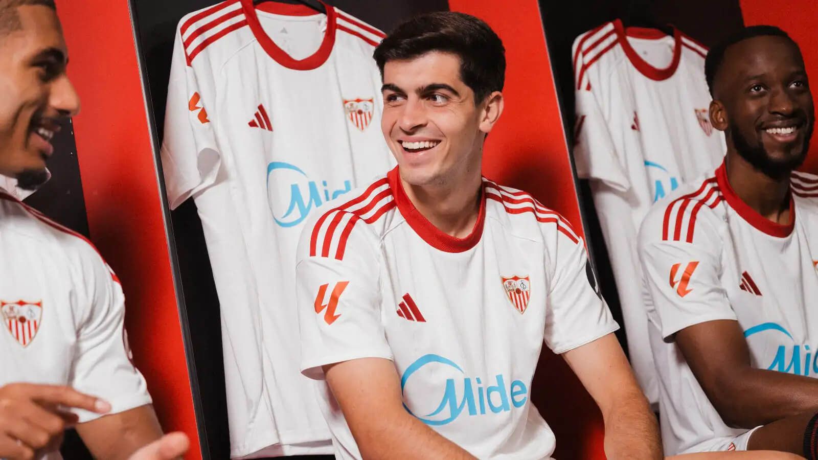  Loic Badé, Juanlu Sánchez y Dodi Lukebakio, con la nueva camiseta del Sevilla.