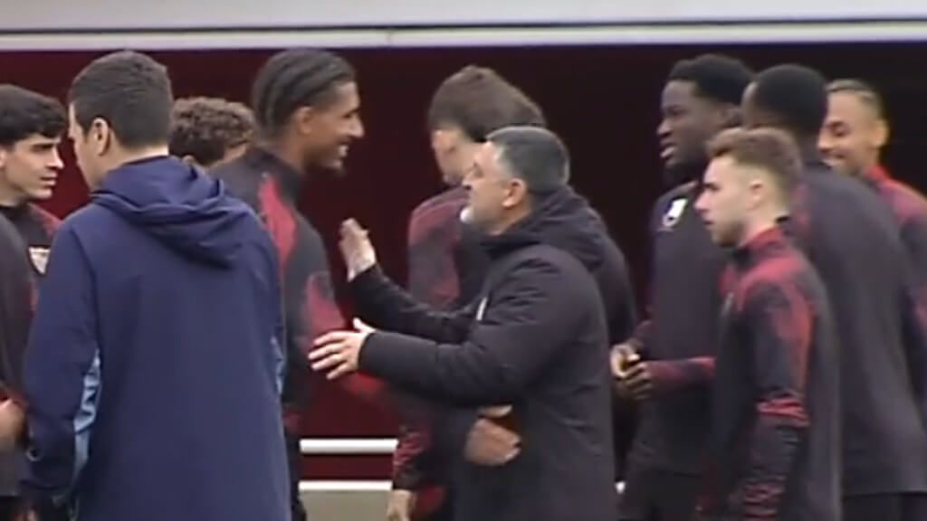 García Pimienta, saludando a Loic Badé.