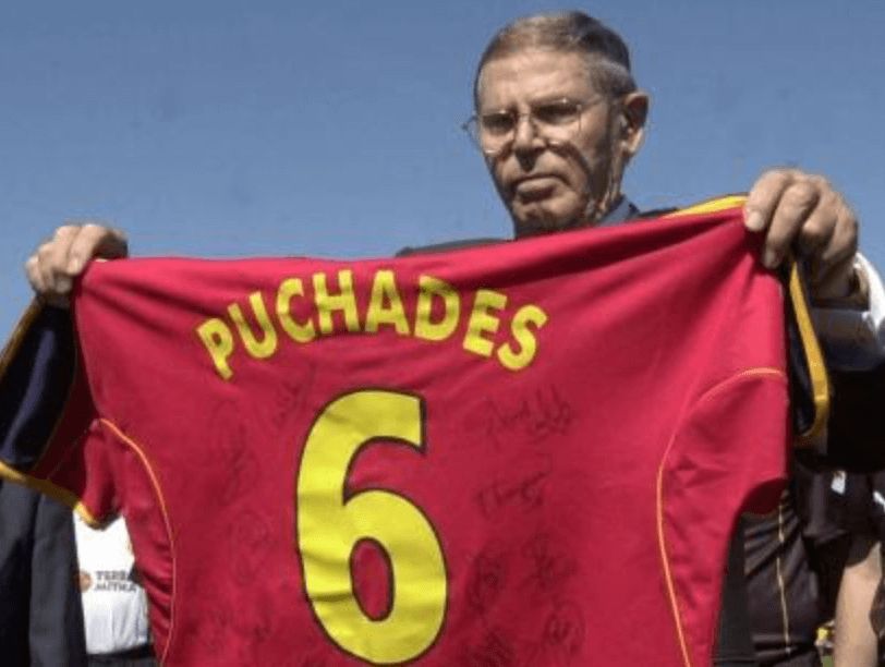  Puchades con una camiseta de la selección
