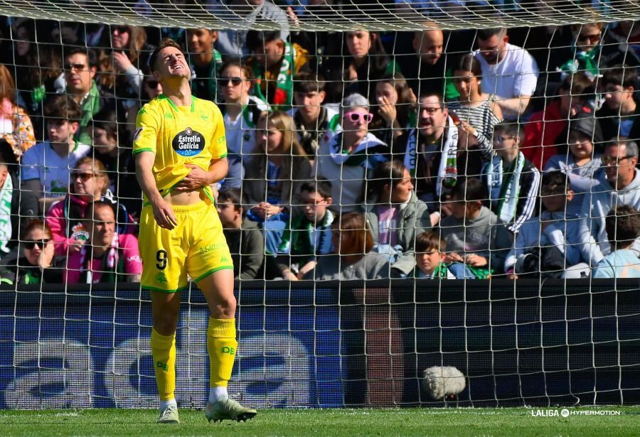  Iván Barbero se lamenta durante el Racing-Deportivo.