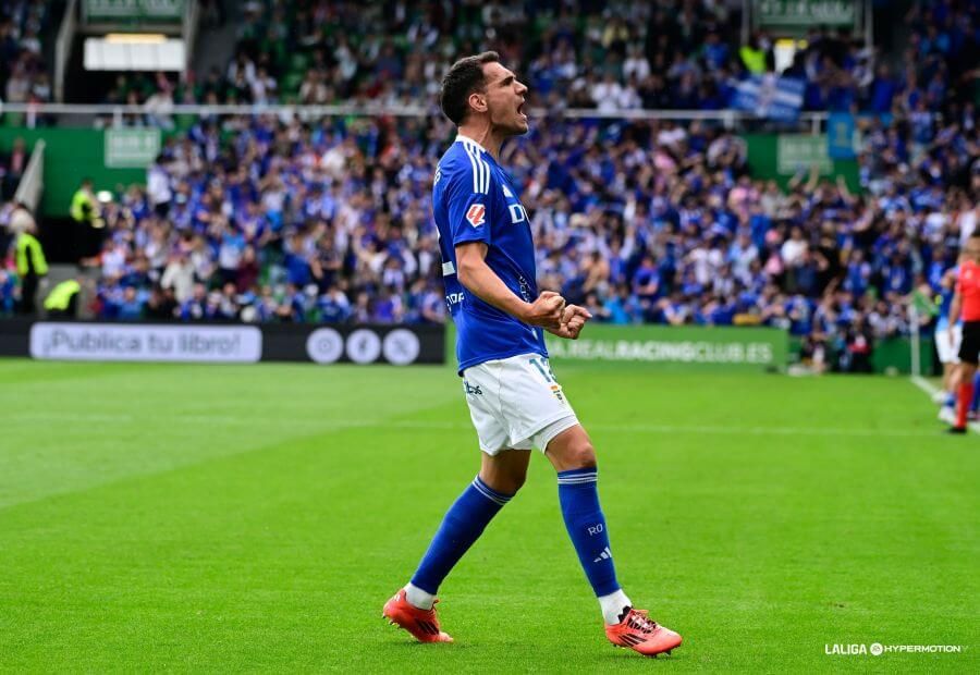 Dani Calvo celebra su gol en el Racing de Santander-Real Oviedo.