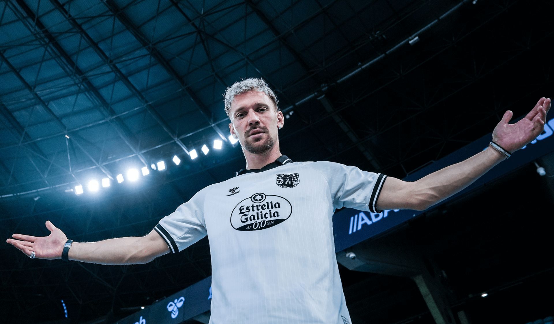  Ionut Radu posa como nuevo portero del Celta.