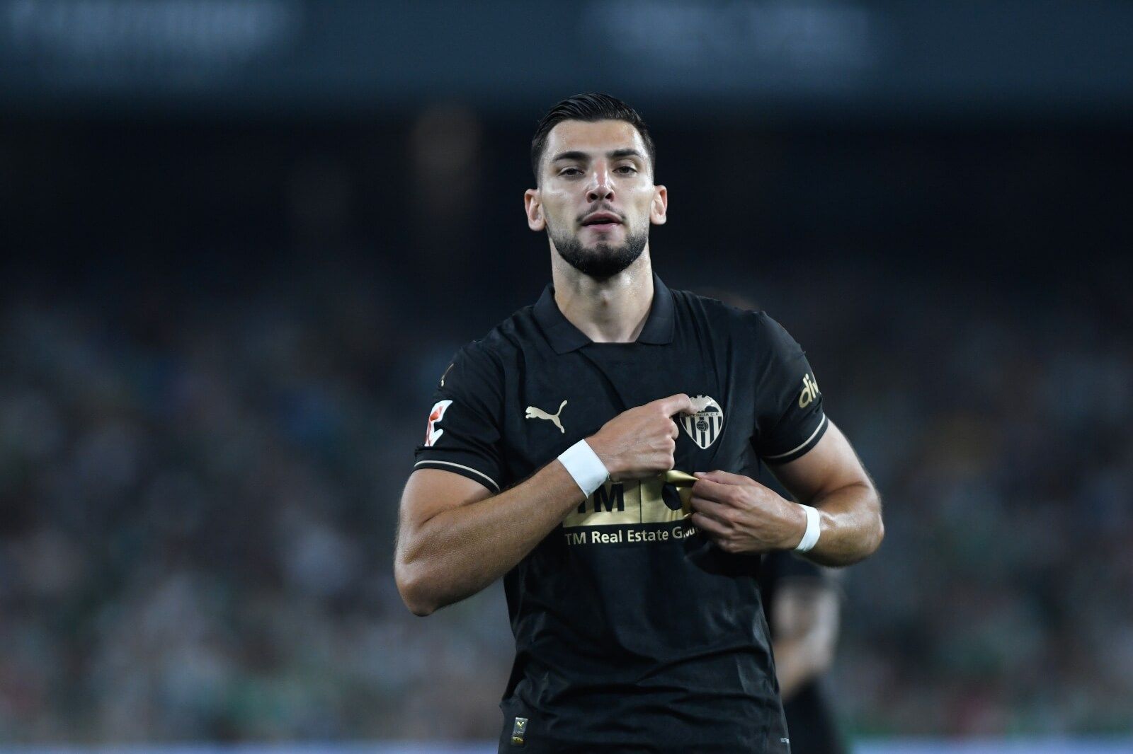 Rafa Mir celebra su gol al Betis con el Valencia CF