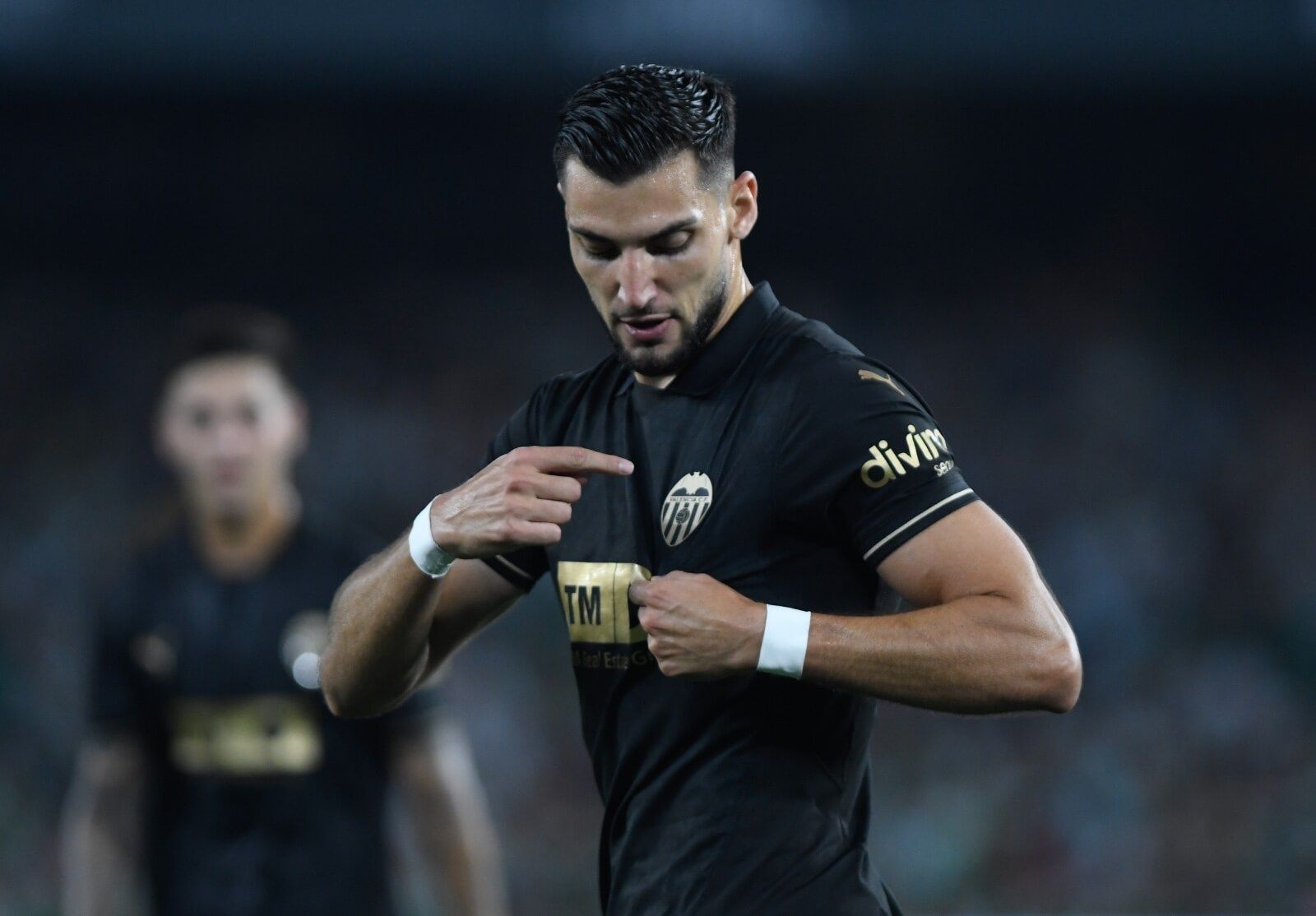 Rafa Mir celebra su gol al Betis