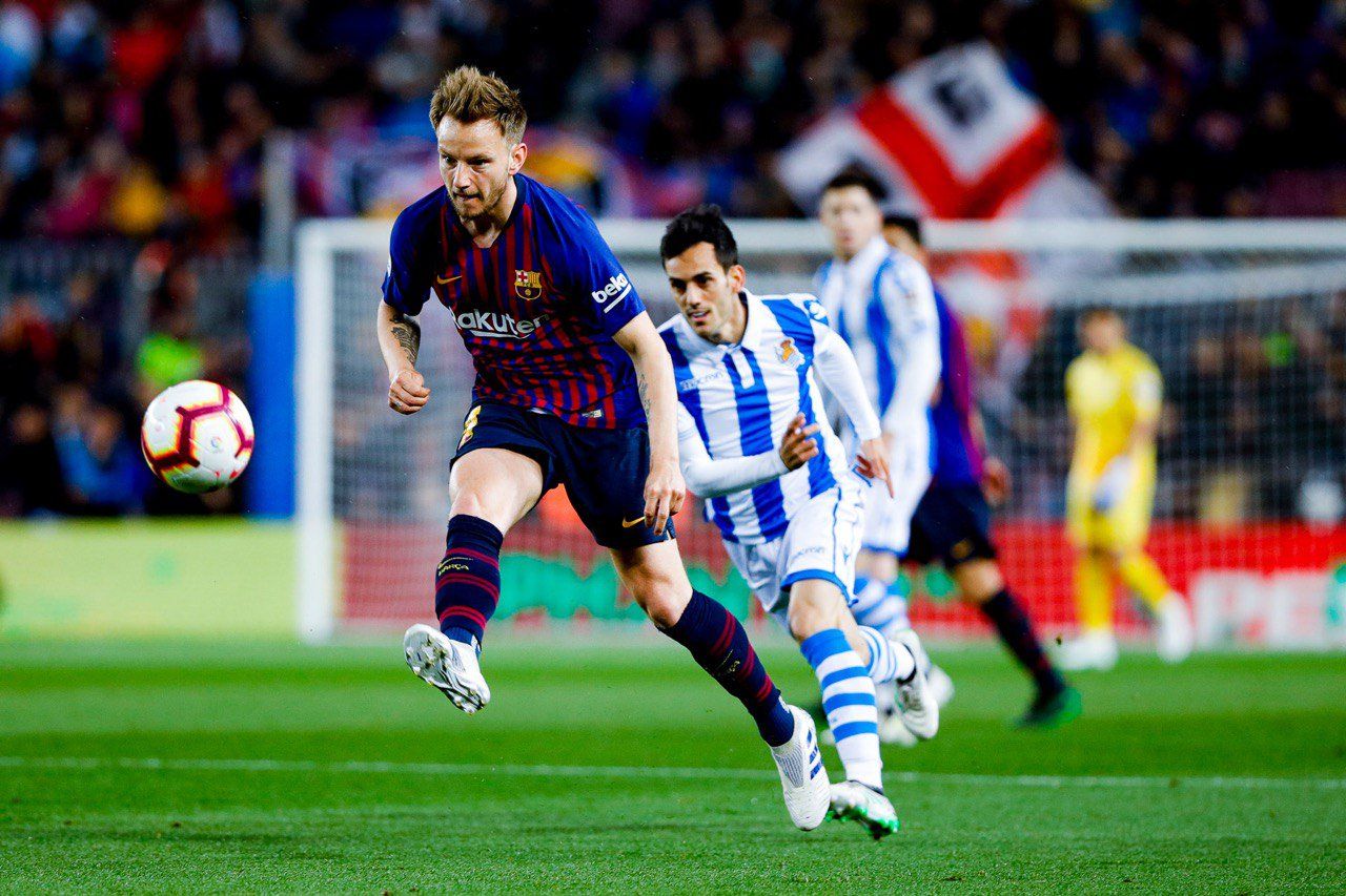 Rakitic controla el balón en el partido ante la Real Sociedad.