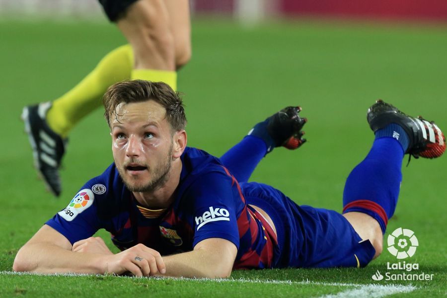 Rakitic se lamenta durante el Barcelona-Levante.