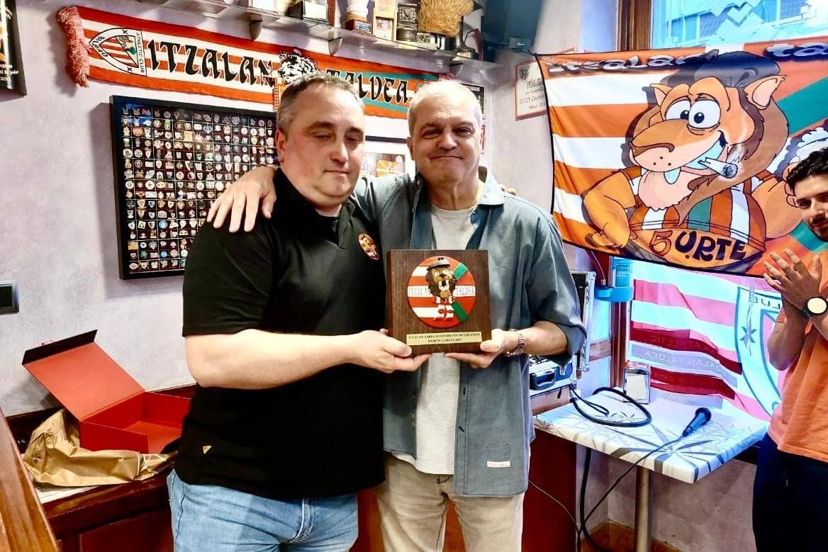 Ramón García recibe el Premio de la Peña Itzalan del Athletic Club de manos de su presidente Asier Zarate.